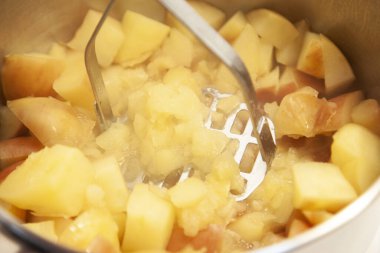 ev yapımı elma püresi yapmak 