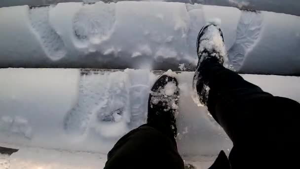 Спускаючись сходами взимку — стокове відео
