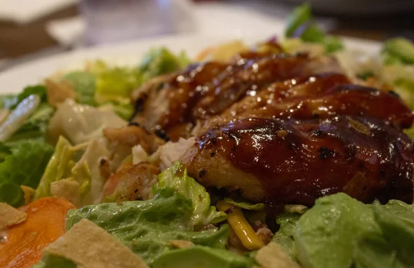 Deliciosa Salada Com Frango Fresco Molho Churrasco — Fotografia de Stock