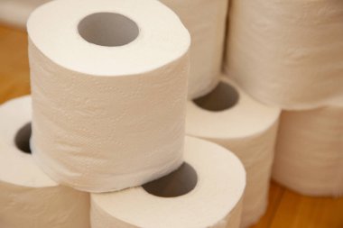 Evdeki tuvalet kağıdı rulosundaki desen 