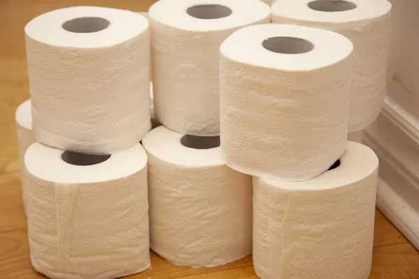 Een Voorraad Stapel Toiletpapier Iemands Huis — Stockfoto