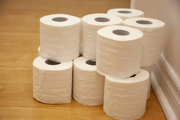 Meerdere Rollen Toiletpapier Thuis Klaar Voor Gebruik — Stockfoto