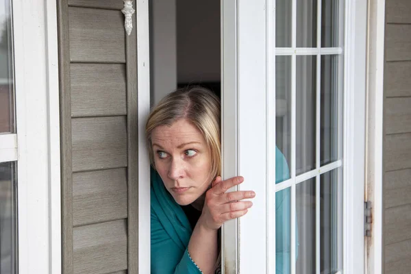 Persona Tiene Miedo Mirando Por Puerta Principal Casa — Foto de Stock