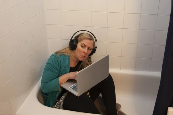 Woman Gets Creative Working Home Bathtub Looks Suspiciously Interruptions — Stock Photo, Image