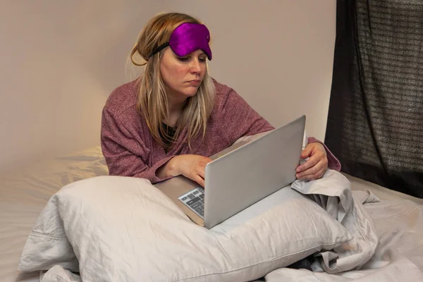 Жінка Дивиться Рвані Носити Знак Очей Халат Працює Ліжку — стокове фото