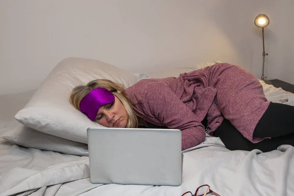 Wanita Berbaring Tempat Tidur Melihat Laptopnya — Stok Foto