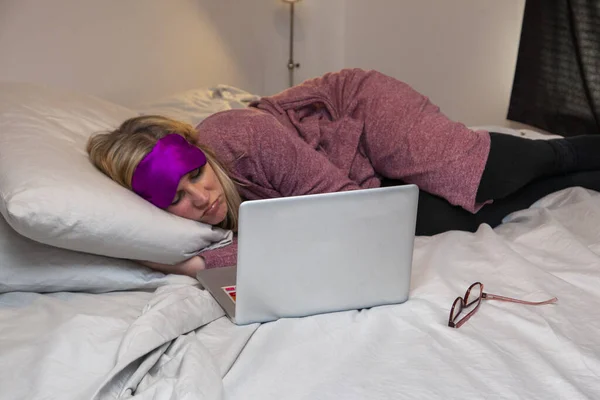 Tired Woman Reading Laptop While Falling Asleep Bed Bathrobe Glasses — Stock Photo, Image
