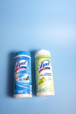 Halifax, Kanada - 11 Nisan 2020: Dikey bir fotoğrafta iki paket Lysol temizleme bezi fotokopi alanına karşı dezenfekte edici bez