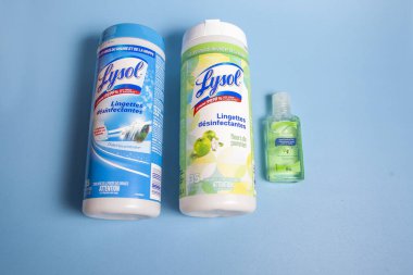 Halifax, Kanada - 11 Nisan 2020: iki paket lisol bezi ve küçük bir şişe İltifatlarımız el temizleme jeli 