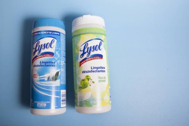 Halifax, Kanada - 11 Nisan 2020: Kopyalama alanına karşı iki paket Lysol temizleme bezi 