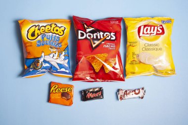 Halifax, Kanada - 11 Nisan 2020: Küçük cips paketleri ve küçük çikolatalar çeşitli markalardan cadılar bayramı hediyeleri için mükemmel 