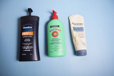 Halifax, Kanada... 11 Nisan 2020: 3 kutu Aveeno Gold Bond ve vazelin marka el losyonu