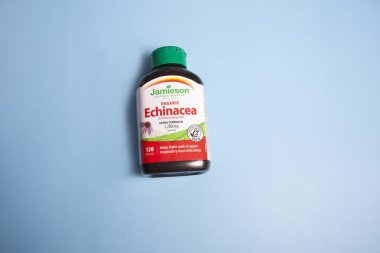 Halifax, Kanada - 11 Nisan 2020: Bir şişe Jamieson marka Echinacea vitamini