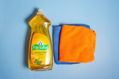 Halifax, Kanada... 11 Nisan 2020: Mavi arka planda sarı Palmolive marka bulaşık deterjanı bulunan plastik bir kap