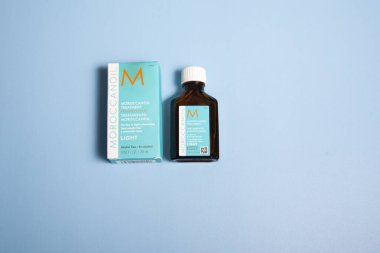 Halifax, Kanada - 11 Nisan 2020 - Saç için kullanılan bir şişe Fas yağı 