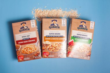 Halifax, Kanada - 11 Nisan 2020: Mavi arka planda farklı aromalı Quaker yulaf ezmesi 