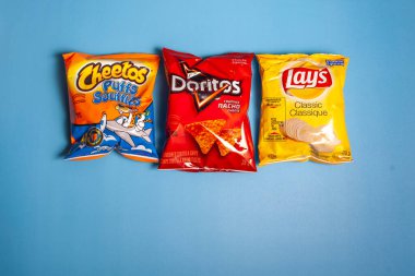 Halifax, Kanada - 11 Nisan 2020: küçük paket Cheetos, Lays ve Doritos marka cips