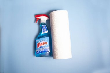 Halifax, Kanada - 11 Nisan 2020: Marka Windex marka bir cam temizleyicisi ve biraz kağıt havlu 