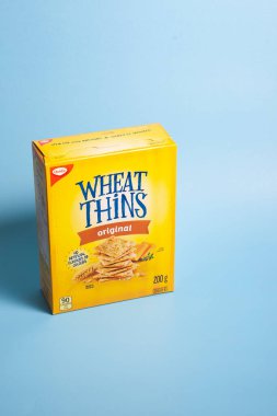 Halifax, Kanada - 11 Nisan 2020: Sarı bir kutu Wheat Thins marka kraker 