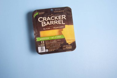 Halifax, Kanada - 11 Nisan 2020: Mavi arka planda yeniden mühürlenebilir Cracker Barrel peyniri paketi 