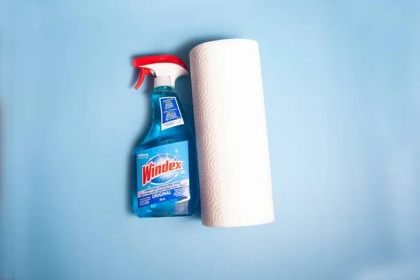 Halifax, Kanada - 11 Nisan 2020: Marka Windex marka bir cam temizleyicisi ve biraz kağıt havlu 