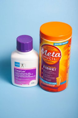 11 Nisan 2020 - Halifax, Kanada: Kabızlık ve rahatsızlığın tedavisinde kullanılan iki farklı toz 