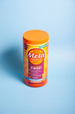 11 Nisan 2020 - Halifax, Kanada: Sinirli bağırsaklar için MetaMucil marka lif tozu içeren turuncu konteynır