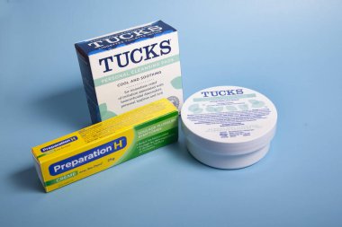 11 Nisan 2020 - Halifax, Kanada: Hemoroitlerin tedavisine yardımcı olacak bir paket Tucks pedi ve Hazırlık H kremi 