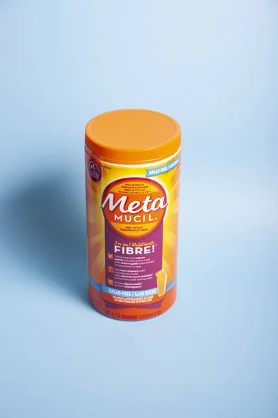 11 Nisan 2020 - Halifax, Kanada: Sinirli bağırsaklar için MetaMucil marka lif tozu içeren turuncu konteynır