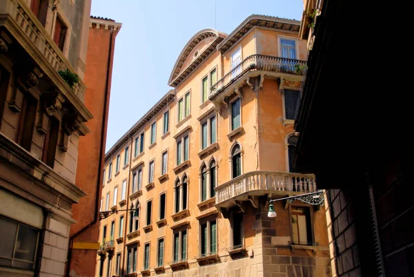 Balcones y ventanas en un día soleado - Francia — Foto de Stock