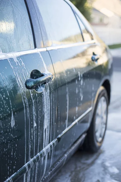 Close-up vista de lavar um carro na lavagem de carros — Fotografia de Stock