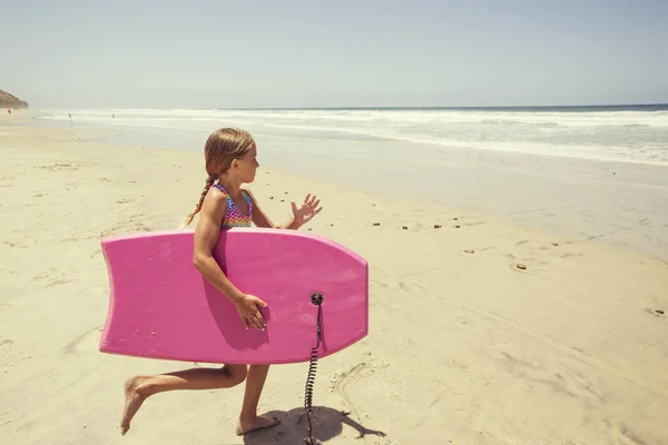 Cute little girl playing at the beach — Stock Photo, Image