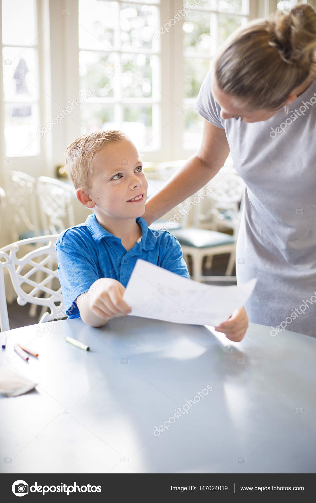 Bambino che impara dal suo maestro a scuola — Foto Stock © yobro10 Un ragazzo sveglio che osserva in su al suo insegnante di scuola elementare femminile mentre cercando l approvazione del suo pro to di arte