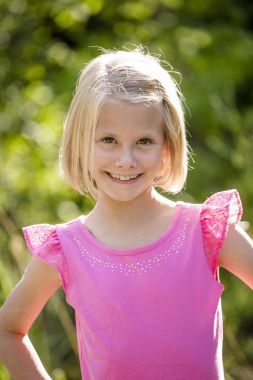 Küçük kız açık havada gülümseyen güzel portresi