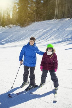 Baba ve kızı birlikte Kayak