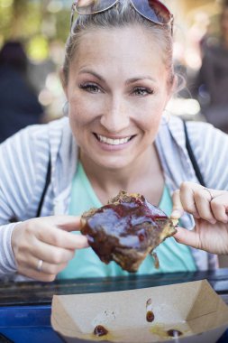 Barbekü Domuz kaburga açık bir eatery yemek kadın