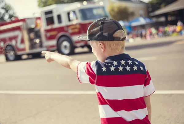 Chłopiec oglądania parady Dzień Niepodległości — Zdjęcie stockowe