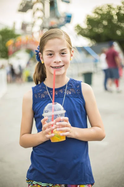 Menina bonito desfrutando de férias de verão no parque de diversões — Fotografia de Stock