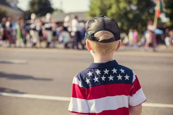 Menino assistindo um desfile do Dia da Independência — Fotografia de Stock