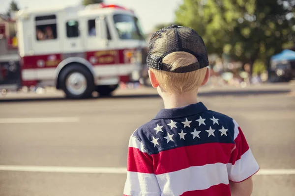 Niño viendo un desfile del Día de la Independencia — Foto de Stock