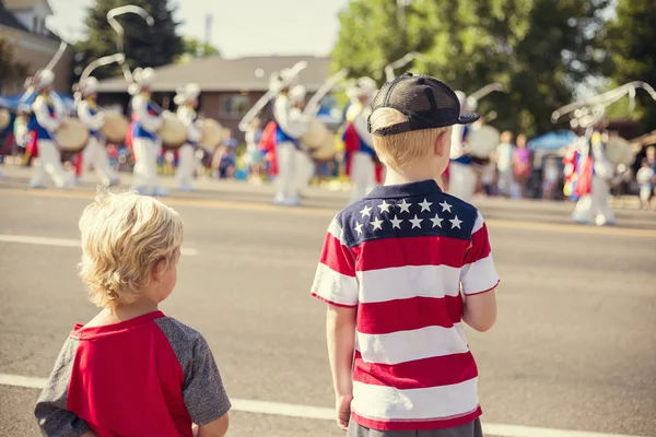 Дети смотрят парад в честь Дня независимости — стоковое фото
