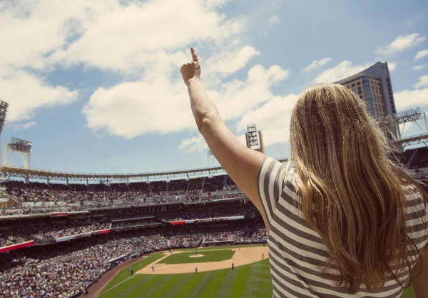 Woman standing and cheering at a baseball game — Stock Photo, Image