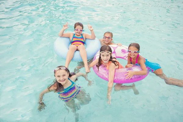 Barn som leker i poolen på en sommardag — Stockfoto