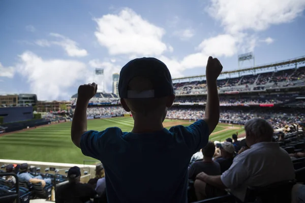 Bambino in piedi e tifo a una partita di baseball — Foto Stock