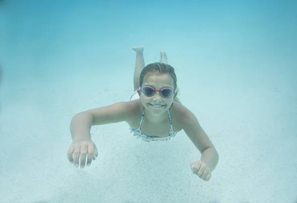 Barn som simmar under vattnet — Stockfoto