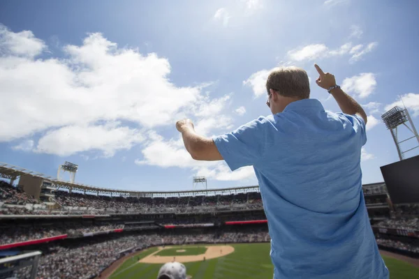Man permanent en juichen op een honkbal spel — Stockfoto
