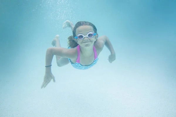 Kind onderwater zwemmen — Stockfoto