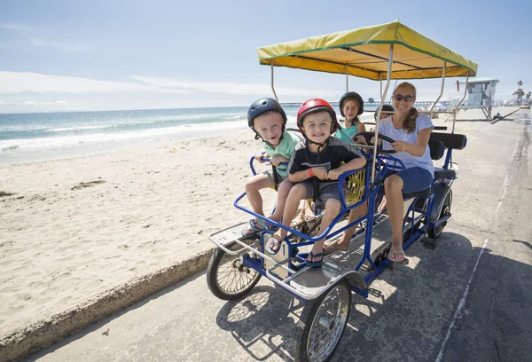 Família em um passeio de bicicleta de surrey ao longo da costa da Califórnia — Fotografia de Stock