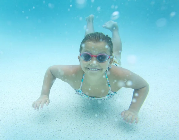 Criança nadando debaixo d 'água — Fotografia de Stock