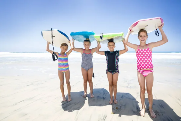 Niños jugando en la playa juntos mientras están de vacaciones — Foto de Stock